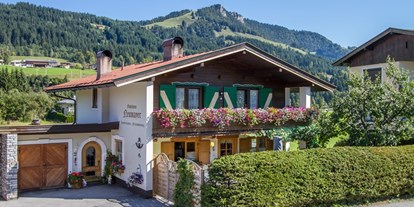 Pensionen - Umgebungsschwerpunkt: Berg - Aurach bei Kitzbühel - Gästehaus Neumayer alpine**sports**appartements, Hausansicht von Süden - Sommeransicht! - Gästehaus Neumayer