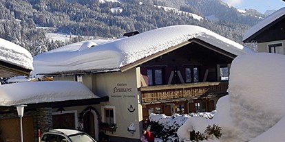 Pensionen - Umgebungsschwerpunkt: See - Fieberbrunn - Winteransicht - Gästehaus Neumayer alpine**sports**appartements - Gästehaus Neumayer