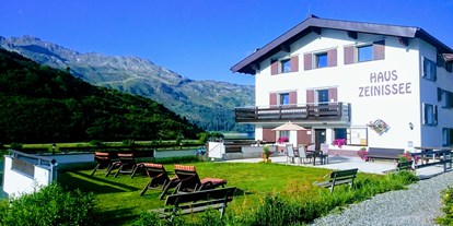 Pensionen - Art der Pension: Privatzimmervermietung - Pettneu am Arlberg - Hausansicht mit Liegeweise und Terrasse - im Hintergrund der Zeinissee - Haus Zeinissee