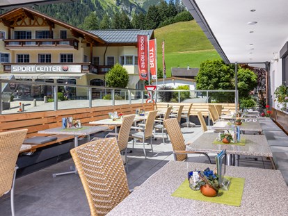 Pensionen - Österreich - Entspannt Kaffee und Kuchen genießen am Nachmittag auf der Terrasse der Pension, oder auch das Abendessen genießen in der Abendsonne. - Gasthof-Pension-Dorfstube