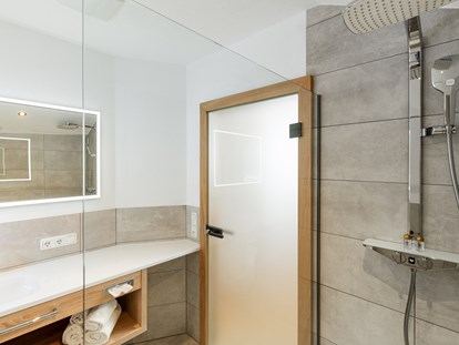 Pensionen - Langlaufloipe - Badezimmer 301 mit großem Waschtisch und Kneipp-Dusche. - Gasthof-Pension-Dorfstube