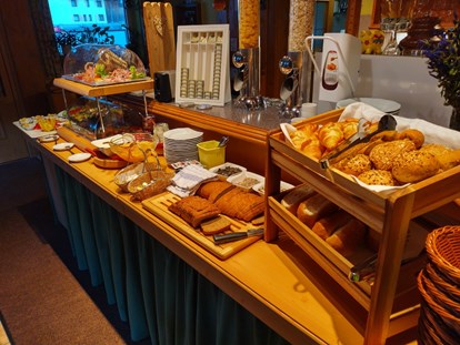Pensionen - weitere Verpflegungsmöglichkeiten: Nachmittagskaffee - Frühstück am Buffet oder auch serviert am Tisch mit leckerem hausgemachten Brot und regionalem Brot aus der Bäckerei in Steeg. - Gasthof-Pension-Dorfstube