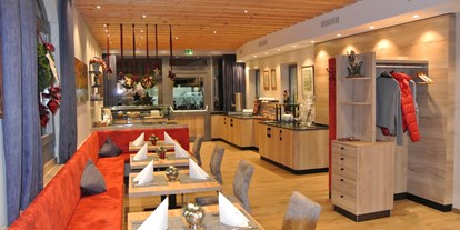 Pensionen - Garten - Tirol - Buffet mit Restaurant - Gasthof zum Stollhofer