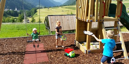 Pensionen - Fahrradverleih - Mörtschach - Kinderspielplatz direkt vorm Haus - Bergerhof