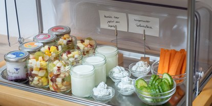Pensionen - Garten - Hohe Tauern - Frühstücksbuffet mit frischem Obstsalat und Schafjoghurt mit Fruchtspiegel - Bergerhof
