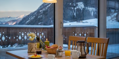 Pensionen - Art der Pension: Urlaub am Bauernhof - Tirol - Frühstücksraum mit Panoramablick - Bergerhof