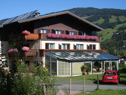 Pensionen - Umgebungsschwerpunkt: am Land - Aurach bei Kitzbühel - Sommerfoto Wellness Pension Hollaus - Wellness Pension Hollaus