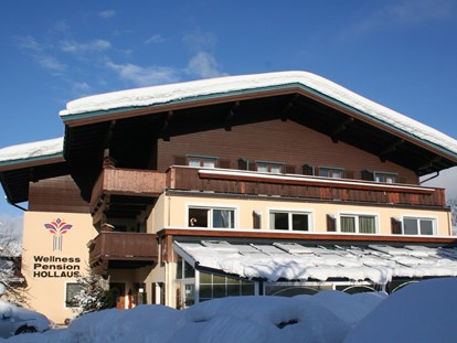 Pensionen - Umgebungsschwerpunkt: am Land - Aurach bei Kitzbühel - Hausfoto Winter - Wellness Pension Hollaus