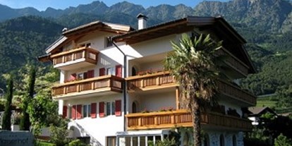 Pensionen - Umgebungsschwerpunkt: Stadt - Trentino-Südtirol - In den letzten Jahren haben wir unsere Pension modernisiert. Im 3. Stock befinden sich 5 geräumige Doppelzimmer mit modernen Bad, Sitzecke, Sofa, Kühlschrank, Safe, TV und Wifi. Einen Stock tiefer die Ferienwohnung/Suite Kirschblüte und Apfelblüte und zwei schöne Doppelzimmer mit Südbalkon. Hingegen in der 1. Balkonetage befinden Sie zwei kleine Doppelzimmer mit Südbalkon und nebenan die Suite Magnolie mit 30m². Neu: Indoor Hot Whirlpool 36°C und ein grosser, beheizter Aussenpool. - Pension Plarserhof