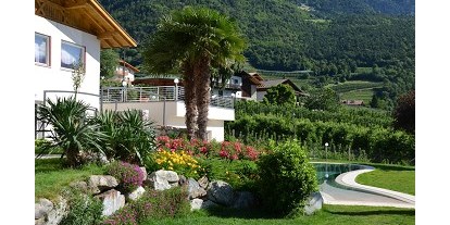 Pensionen - Wanderweg - Trentino-Südtirol - Unser Garten, mit zahlreichen Rosen, Palmen und alpinen Pflanzen läd zum entspannen ein... Die Liegewiese bietet genügend Ecken zum Wohlfühlen und Rasten. Liegestühle und Sonnenschirme erhalten Sie bei uns kostenlos. Neu 2017: Badetücher stellen wir Ihnen für den Pool und dem neuen Indoor Hot Whirlpool kostenlos zur Verfügung - Pension Plarserhof