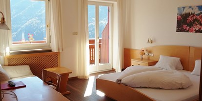 Pensionen - Wanderweg - Trentino-Südtirol - Die Doppelzimmer in der mittleren Etage sind gemütlichen und haben einen hervorragenden Blick auf Meran. - Pension Plarserhof