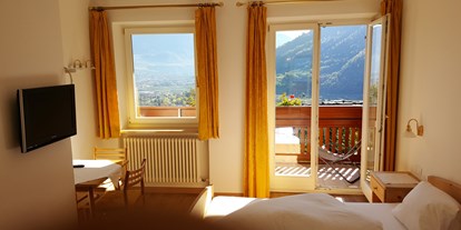 Pensionen - WLAN - Trentino-Südtirol - Unsere kleinen Doppelzimmer im 1. Stock haben auch einen schönen Blick auf Meran und sie sind dafür ein wenig günstiger. - Pension Plarserhof