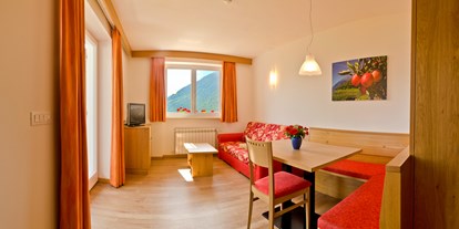 Pensionen - Garage für Zweiräder - Südtirol - Unsere Wohnungen kann man auch als Suite buchen. Die Apfelblüte ist mit 65m² groß geschnitten und Sie ist sehr komfortabel eingerichtet mit herrlichen Südbalkon und Meranblick. - Pension Plarserhof