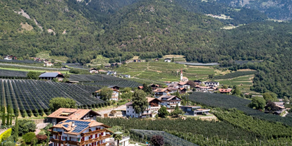 Pensionen - Ladestation Elektroauto - Trentino-Südtirol - Eingebettet zwischen Apfel- und Weingärten, geschützt durch die Berge der Alpen und verwöhnt von einem milden Klima: In Algund verbindet sich alpiner Charm mit mediterranem Reiz. Es ist ein Erlebnis, Urlaub in unmittelbarer Nachbarschaft der weltberühmten Kurstadt Meran zu machen. In 10 Minuten sind Sie im bunten Treiben der Innenstadt, aber wie schön ist es, danach einzutauchen, in eine Welt der Erholung und Entspannung, in unserem neuen Pool und Indoor Hot Whirlpool mit Salzwasser und Panorama - Pension Plarserhof