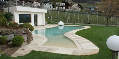 Pensionen - Pool - Trentino-Südtirol - So schön ist es bereits im April bei uns. Die ersten Sonnenstrahlen genießen und den Alltag vergessen. - Pension Plarserhof