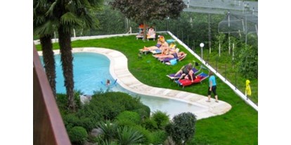 Pensionen - Radweg - Trentino-Südtirol - In den Sommermonaten kommen die Sonnenanbeter  nicht zu kurz. Bereits am frühen Morgen lacht die Sonne  und ladet die Gäste zum Frühstück ein. Nach einer langen Wanderung ist ein Sprung in`s Wasser eine Wohltat. - Pension Plarserhof