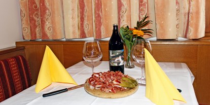 Pensionen - Art der Pension: Hotel Garni - Terlan - abends gemütlich bei ein Glas´l Eigenbauwein zusammen sitzen - Pension An der Leit