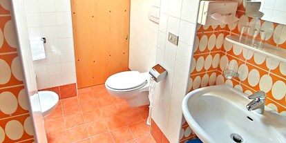 Pensionen - Garten - Sen Jan di Fassa - Badezimmer mit Dusche und Toilette - Garni Gabrieli