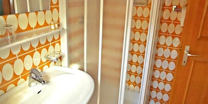 Pensionen - Balkon - Sen Jan di Fassa - Badezimmer mit Dusche und Toilette - Garni Gabrieli