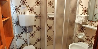 Pensionen - Art der Pension: Hotel Garni - Natz/Schabs - Badezimmer mit Dusche und Toilette - Garni Gabrieli
