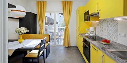 Pensionen - Trentino-Südtirol - Der elegante Wohnbereich mit Küche der gelben Ferienwohnung ist mit allen Annehmlichkeiten ausgestattet.   - Residence Sonnengarten**