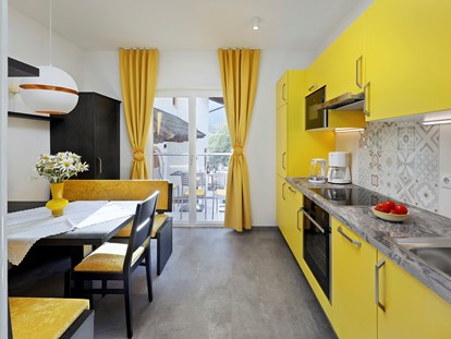 Pensionen - Umgebungsschwerpunkt: Berg - Rabland - Der elegante Wohnbereich mit Küche der gelben Ferienwohnung ist mit allen Annehmlichkeiten ausgestattet.   - Residence Sonnengarten**