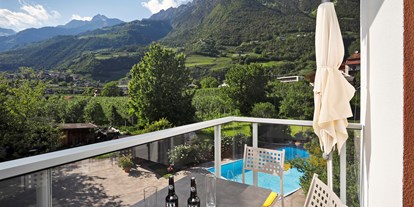Pensionen - Trentino-Südtirol - Außer einem sonnigen, südlich ausgerichteten Balkon verfügt die gelbe Ferienwohnung über einen Westbalkon mit   phantastischen Blick auf das Schwimmbad und die Bergwelt.   - Residence Sonnengarten**