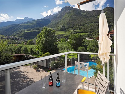 Pensionen - Lana (Trentino-Südtirol) - Außer einem sonnigen, südlich ausgerichteten Balkon verfügt die gelbe Ferienwohnung über einen Westbalkon mit   phantastischen Blick auf das Schwimmbad und die Bergwelt.   - Residence Sonnengarten**