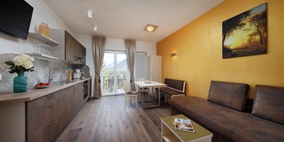 Pensionen - Trentino-Südtirol - Einzigartig möbliert, hoch modern und funktionell ausgestattet ist der Wohn- und Küchenbereich unserer gold-blauen Ferienwohnung.    - Residence Sonnengarten**