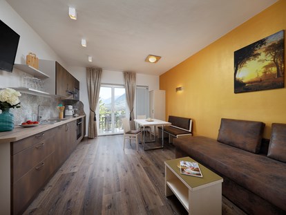 Pensionen - Meran - Einzigartig möbliert, hoch modern und funktionell ausgestattet ist der Wohn- und Küchenbereich unserer gold-blauen Ferienwohnung.    - Residence Sonnengarten**