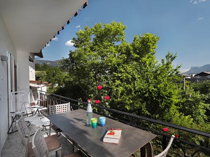 Pensionen - Pool - Lana (Trentino-Südtirol) - Der Südbalkon der gold-blauen Ferienwohnung ist inmitten der Natur sowohl vom Schlafzimmer als auch vom Wohnzimmer aus begehbar. - Residence Sonnengarten**