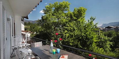 Pensionen - Trentino-Südtirol - Der Südbalkon der gold-blauen Ferienwohnung ist inmitten der Natur sowohl vom Schlafzimmer als auch vom Wohnzimmer aus begehbar. - Residence Sonnengarten**