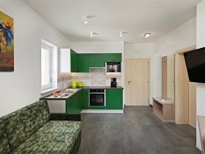 Pensionen - Meran - Viel Platz und Licht bietet Ihnen der Wohn- und Küchenbereich unserer grünen Ferienwohnung.  - Residence Sonnengarten**
