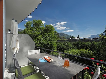 Pensionen - Hunde: erlaubt - Trentino-Südtirol - Genießen Sie eine Auszeit oder nehmen Ihre Mahlzeit auf dem vom Grün der Obstwiesen umgebenen, sonnigen Balkon ein.     - Residence Sonnengarten**