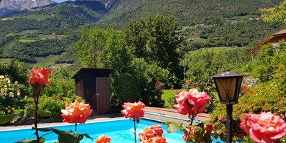 Pensionen - Trentino-Südtirol - Umgeben von einer traumhaft schönen Kulisse lässt es sich im Schwimmbad herrlich planschen.   - Residence Sonnengarten**