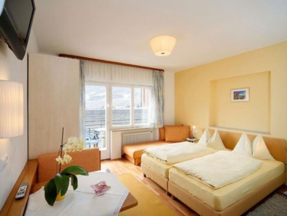 Pensionen - Trentino-Südtirol - Das beruhigende helle Gelb im Schlafzimmer unserer gelben Ferienwohnung fördert einen guten Schlaf um dann jeden neuen Urlaubstag entspannt und ausgeruht beginnen zu können.   - Residence Sonnengarten**