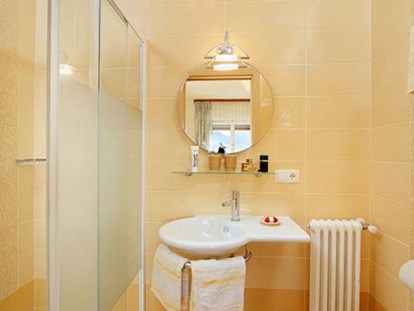 Pensionen - Spielplatz - Trentino-Südtirol - Farblich abgestimmt mit dem Schlafzimmer verfügt das Bad über eine großzügige Dusche mit hochmoderner Regenschauerbrause, einem individuellem Waschtisch, Haar Föhn und WC.        - Residence Sonnengarten**