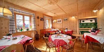 Pensionen - WLAN - Hafling - Unsere Bauernstube, wo Sie sich niederlassen können zum Frühstück oder zum Spielen, Lesen - Steinerhof Hafling