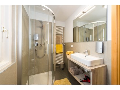 Pensionen - Umgebungsschwerpunkt: Berg - Dolomiten - Dusche Doppelzimmer ANNA - Haus Claudia