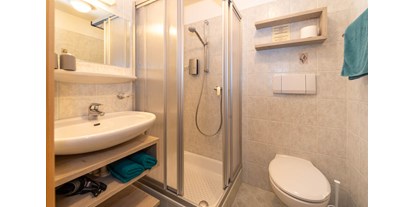 Pensionen - Trentino-Südtirol - Dusche Doppelzimmer NOVÈ - Haus Claudia