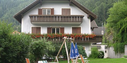 Pensionen - Garage für Zweiräder - Niederdorf (Trentino-Südtirol) - Garten Spielplatz - Gasthof Albergo Obermair