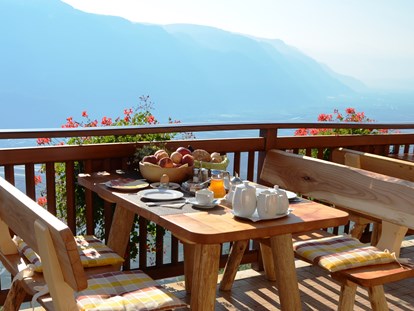 Pensionen - WLAN - Trentino-Südtirol - Ihr Frühstückstisch auf der Terrasse - Eichmannhof
