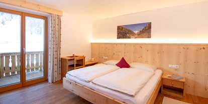 Pensionen - Mals-Laatsch - Zimmer in Zirmholz mit Balkon - BIO-Bauernhof Inner-Glieshof