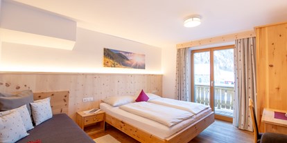 Pensionen - Skilift - Trentino-Südtirol - gemütliches Zimmer in Zirmholz mit Südbalkon - BIO-Bauernhof Inner-Glieshof