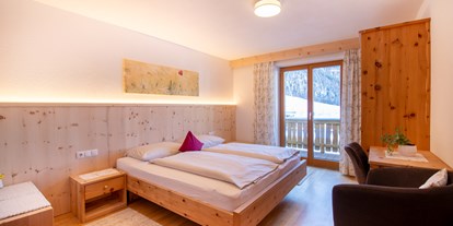 Pensionen - Wanderweg - Trentino-Südtirol - gemütliches Zimmer in Zirmholz  mit Südbalkon - BIO-Bauernhof Inner-Glieshof