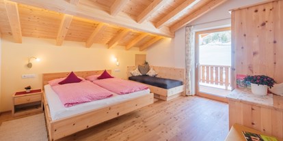 Pensionen - Terrasse - Trentino-Südtirol - geräumiges Zimmer in Zirmholz mit Balkon - BIO-Bauernhof Inner-Glieshof