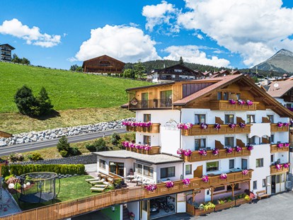 Pensionen - Skiverleih - Trentino-Südtirol - große Liegewiese und Spielplatz für Kinder - Pension Sonnenhof