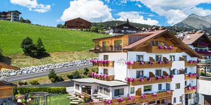 Pensionen - Trentino-Südtirol - große Liegewiese und Spielplatz für Kinder - Pension Sonnenhof