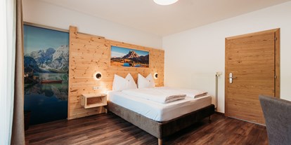 Pensionen - Trentino-Südtirol - Doppelzimmer mit neuen Betten an der Zirbenholzwand.  - Pension Sonnenhof