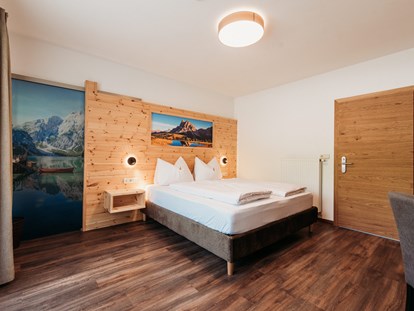 Pensionen - Skiverleih - Trentino-Südtirol - Doppelzimmer mit neuen Betten an der Zirbenholzwand.  - Pension Sonnenhof